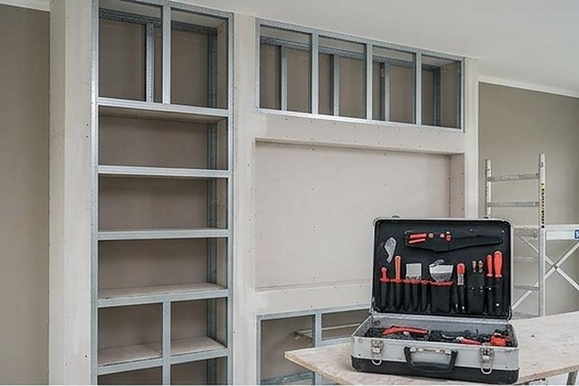Trockenbau-Ständerwerk mit Einbaunischen und geöffnetem Werkzeugkoffer
